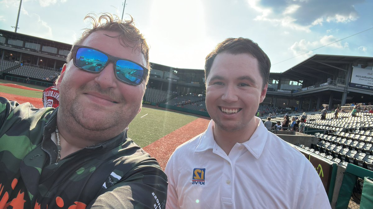 Never know who are going see at a game! Seeing <a href="/STAAtalent/">STAA🎙</a> member <a href="/LukeRandleTV/">Luke Randle</a> at a Billies game!