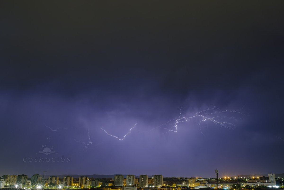 FerCabPal's tweet photo. Tres instantáneas de la tormenta de hace un rato en #Valladolid https://t.co/tZ47KSz93m