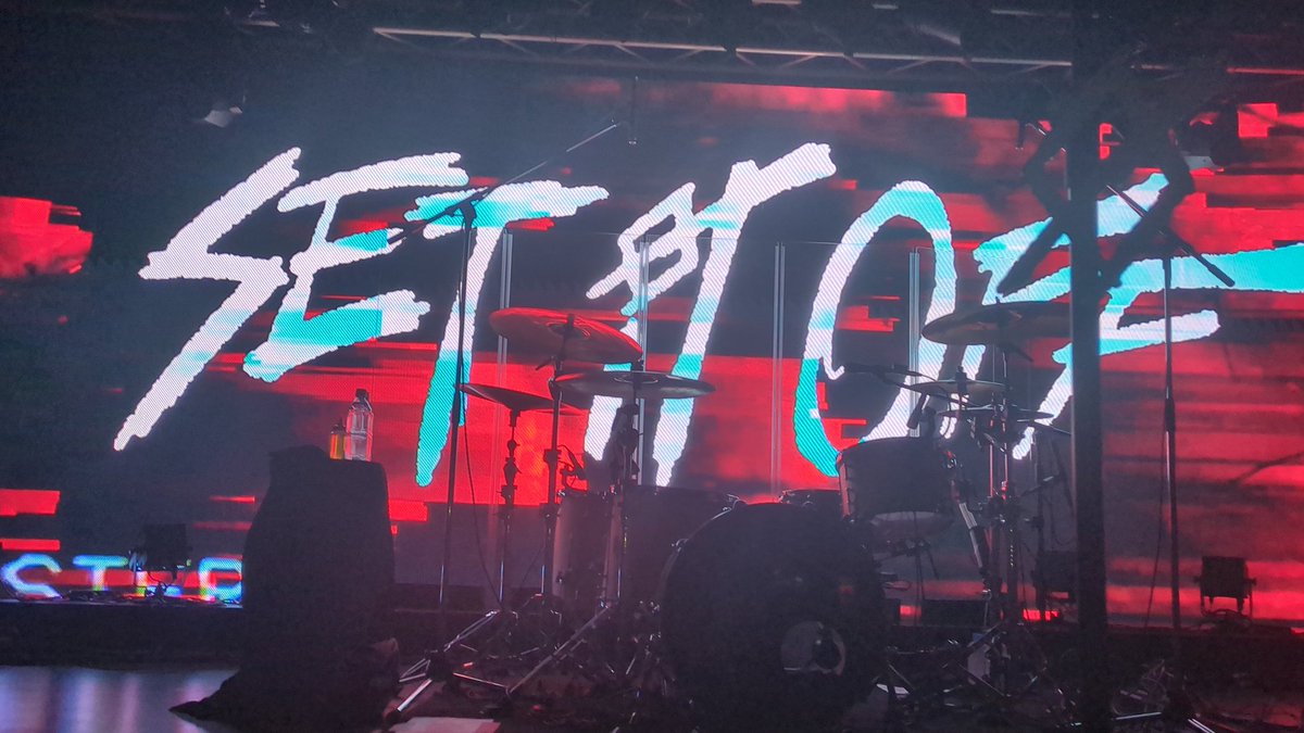 tamaramaro___98's tweet image. 眼の前にsetitoffがいるっていう事実がすごかった...爆音で一番大好きなNMEが聞けて、コーラス?部分のﾗ　ﾗﾗ　ﾗ　ﾗﾗﾗを言えて感動した...
前列に足かけたコーディーにビビったけど、足がガチガチで余計ビビった。
REDHOOKもSIMもかっこよかった!
関東から大阪に来てよかった...
#setitoff