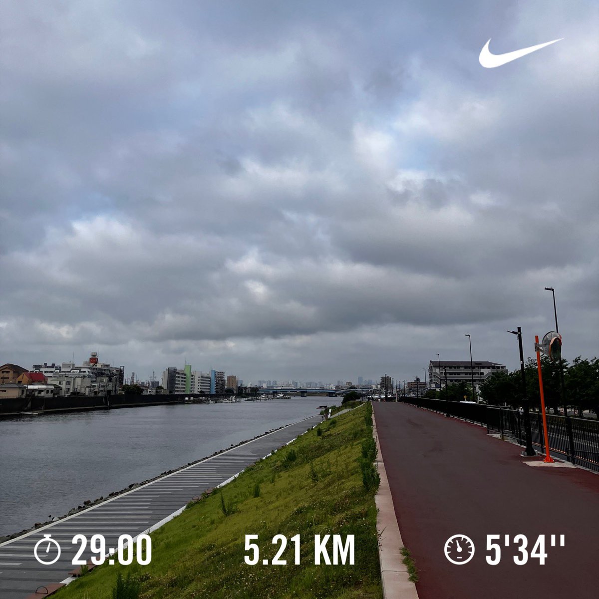 n363363's tweet photo. 平日 #朝ラン 後、出勤中。
川沿い往復5kmコースを、復路川沿いのみ #ビルドアップ で。
今朝も新調した#asics #MAGICSPEED4 を履きましたが、カーボン入りは楽に走れることを痛感。
日曜日は #adidas #SupernovaSolution で #山手線一周ラン したので、ある意味自力で頑張った！🚃🏃‍♀️
#マラソン女子 https://t.co/ckfMaSBXiv