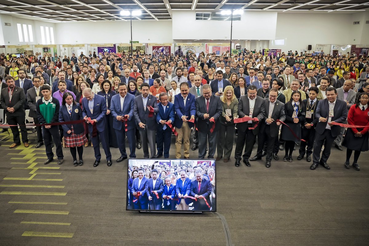 ✨✏️ #EmprendeDual2025 es muestra viva del poder de la educación cuando conecta con el futuro.

📚 El Secretario Miguel Ángel Hernández Espejel inauguró el evento, reconociendo 36 proyectos de jóvenes en medio ambiente, tecnología e innovación. 🌱🤖💡

#ElPoderDeLaEducación