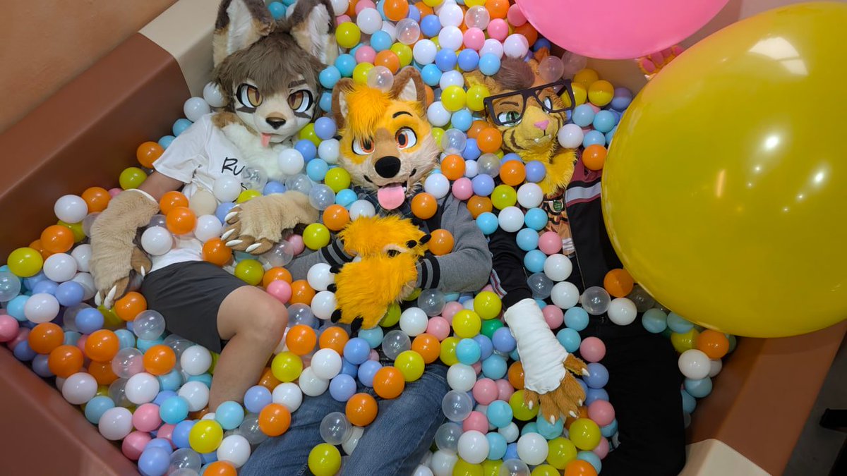 Bubbly #FursuitFriday 

😺: <a href="/luxury_gin/">Scooter</a> 🦊: <a href="/Leeyfox/">Ley Dingfox</a> 

📷: <a href="/cheetah_paws/">⚡️CheetahPaws 獵豹爪⚡UTFG, FUVE, Infurnity, Confuror</a>