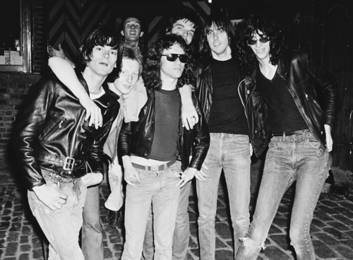 RamonesOfficial's tweet image. “We went over for a few days and played the Roundhouse and Dingwalls...We knew that we had sold out these places so we had an idea something was going on.” – Tommy Ramone
Revisiting the band’s first run in London which occurred on July 4th and 5th, 1976.
Photos by Danny Fields
