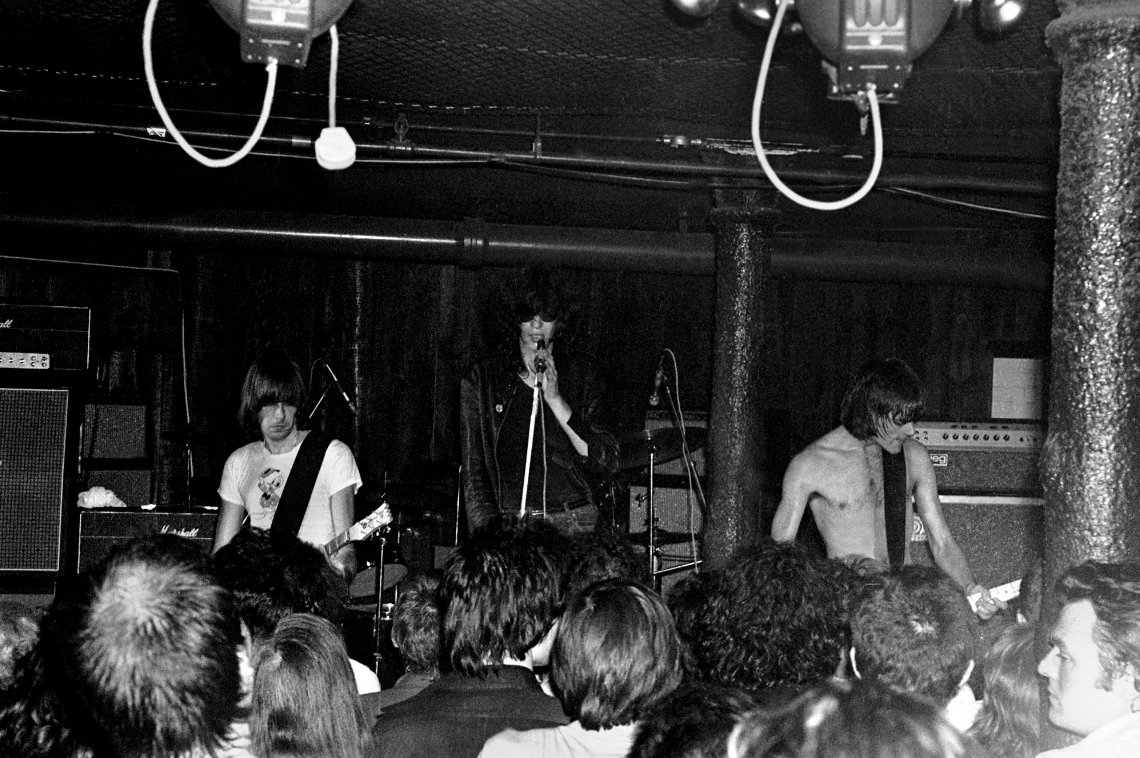 RamonesOfficial's tweet image. “We went over for a few days and played the Roundhouse and Dingwalls...We knew that we had sold out these places so we had an idea something was going on.” – Tommy Ramone
Revisiting the band’s first run in London which occurred on July 4th and 5th, 1976.
Photos by Danny Fields