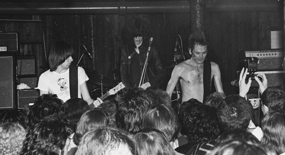 RamonesOfficial's tweet image. “We went over for a few days and played the Roundhouse and Dingwalls...We knew that we had sold out these places so we had an idea something was going on.” – Tommy Ramone
Revisiting the band’s first run in London which occurred on July 4th and 5th, 1976.
Photos by Danny Fields