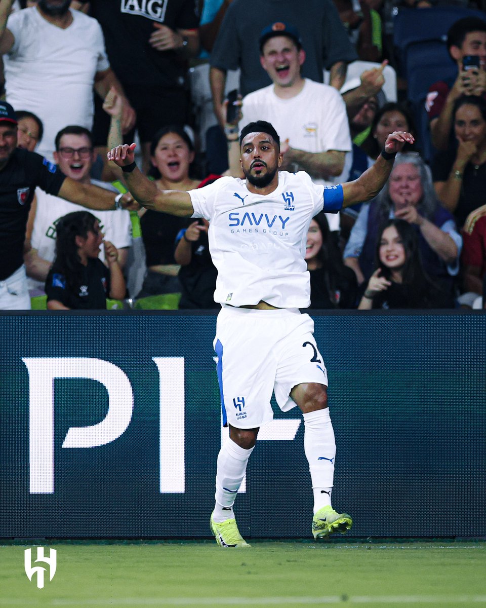 بعد ماقدمة #الهلال بكأس العالم للأندية ورفع اسم المملكة العربية السعودية والمشروع السعودي بشكل كبير أمام العالم بوصوله لدور الثمانية ، وبالدعم الكبير الذي يحصل للأندية التي يمتلكها صندوق الإستثمارات بالإضافة للقادسية ونيوم ، هاهو #الشباب يوقع مع مدرب كبير وله اسمه وسيلحقه صفقات