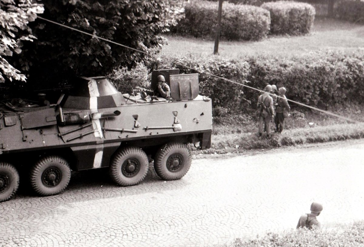 Dosyć mało znane zdjęcie SKOT-a 2A w mieście Turnov, zostało zrobione z koszar które nasze wojsko blokowało, sierpień 1968. #LWP #ColdWar