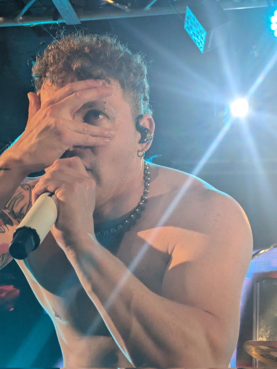 tamaramaro___98's tweet image. マックス上裸で面白かったけど、ﾑｷﾑｷなイケメンでｳｵｵｵってなった

ドラムがボーカルを、ボーカルがドラムをやっててすごい。多彩。