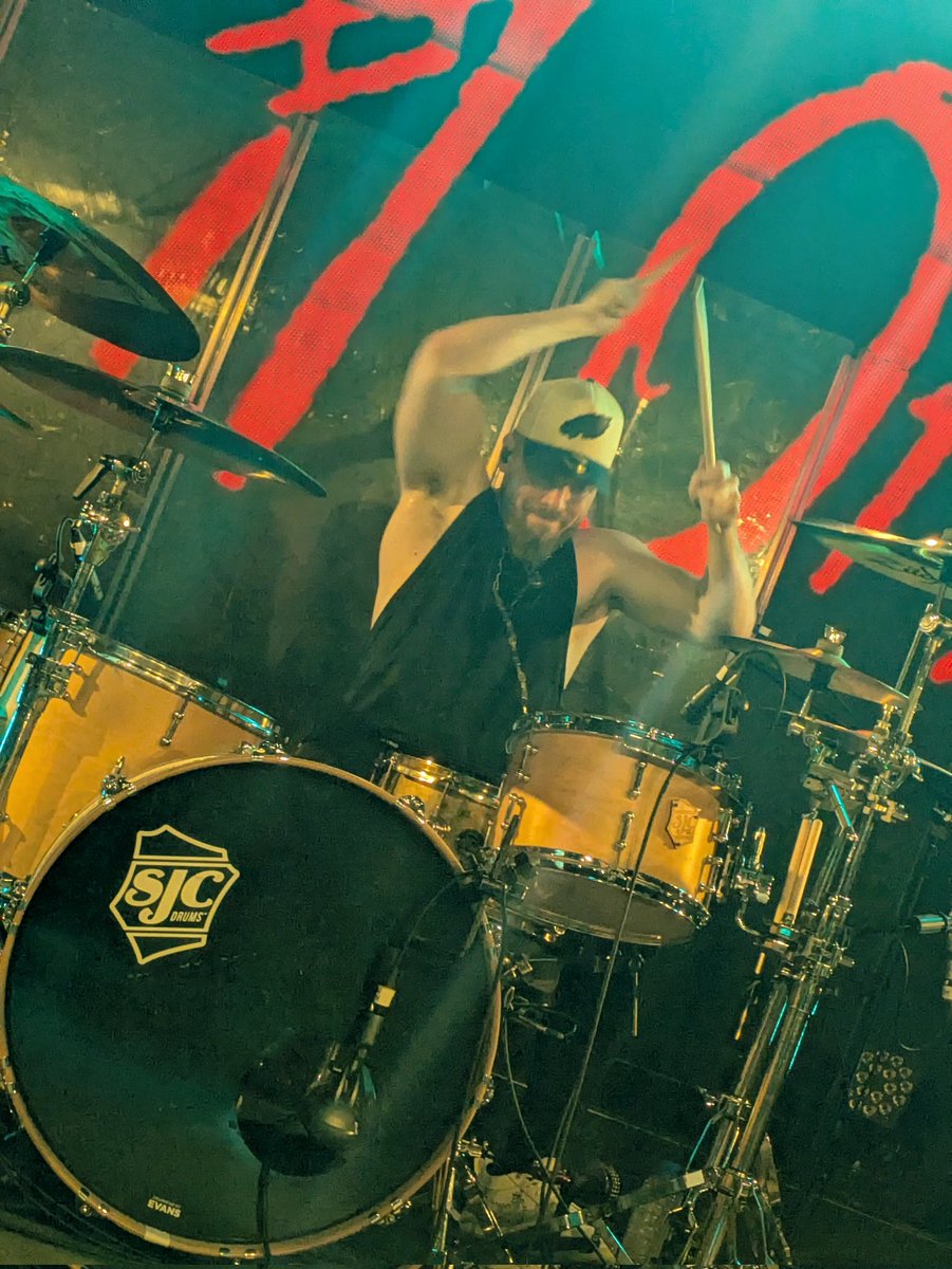 tamaramaro___98's tweet image. マックス上裸で面白かったけど、ﾑｷﾑｷなイケメンでｳｵｵｵってなった

ドラムがボーカルを、ボーカルがドラムをやっててすごい。多彩。