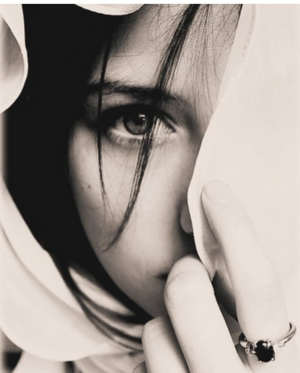 "Sentí que me miraba con amor, un amor que seguramente me inventé yo."

-Mario Benedetti