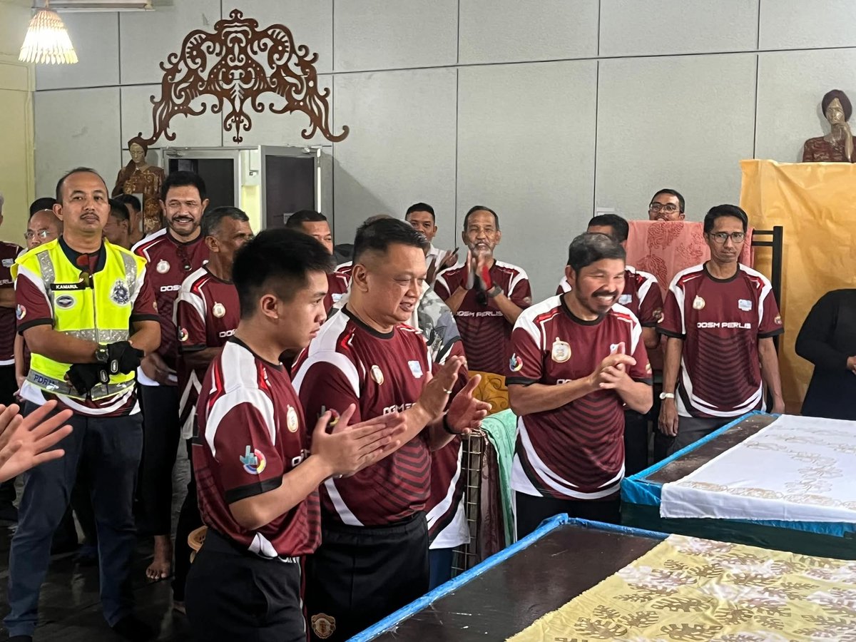 Dr_Uzir's tweet image. Alhamdulillah, DYTM Tuanku Raja Muda Perlis, Tuanku YDP MAIPs, YAM Waris Kedua bersama peserta kayuhan turut berpeluang untuk menyaksikan canting batik di Kraftangan Malaysia Cawangan Perlis.
#FitDOSM 
#StatsMalaysia 
#StatistikNadiKehidupan
#StatistikSegalanyaPasti
#MyASEAN2025