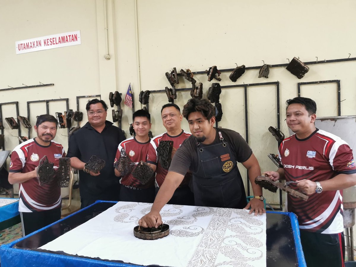Dr_Uzir's tweet image. Alhamdulillah, DYTM Tuanku Raja Muda Perlis, Tuanku YDP MAIPs, YAM Waris Kedua bersama peserta kayuhan turut berpeluang untuk menyaksikan canting batik di Kraftangan Malaysia Cawangan Perlis.
#FitDOSM 
#StatsMalaysia 
#StatistikNadiKehidupan
#StatistikSegalanyaPasti
#MyASEAN2025