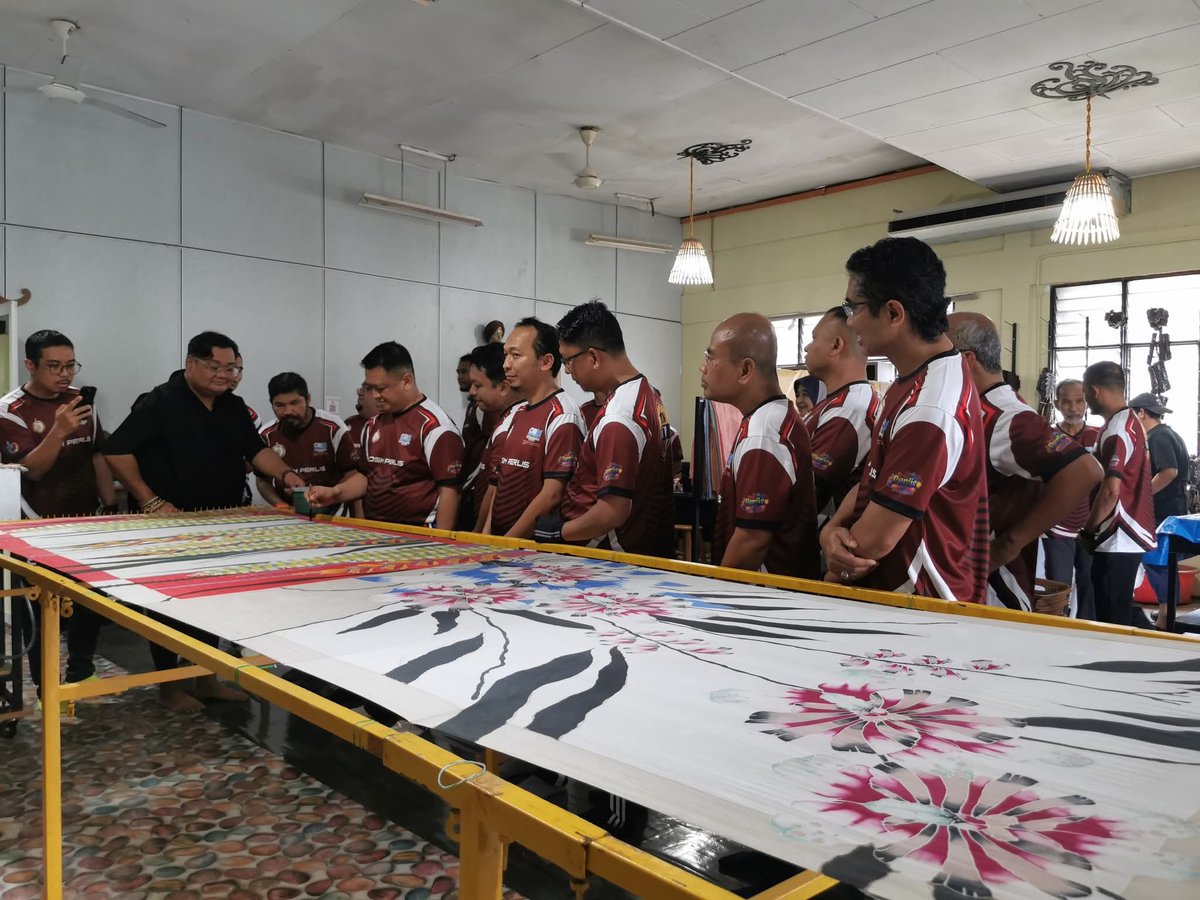 Dr_Uzir's tweet image. Alhamdulillah, DYTM Tuanku Raja Muda Perlis, Tuanku YDP MAIPs, YAM Waris Kedua bersama peserta kayuhan turut berpeluang untuk menyaksikan canting batik di Kraftangan Malaysia Cawangan Perlis.
#FitDOSM 
#StatsMalaysia 
#StatistikNadiKehidupan
#StatistikSegalanyaPasti
#MyASEAN2025
