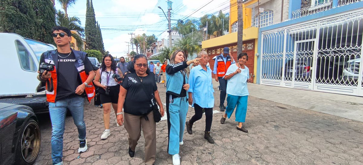 FabiolaCuan's tweet photo. Hoy cumplidos los  compromisos la Presidenta @verodelgadillog y quienes formamos parte de su Gobierno, entregamos la calle 100% renovada, balizada, arregladas las luminarias, se podaron árboles y se intervino el parque para su rehabilitación. 🌳💡🛣️ 

#GDLTeCuida💕 https://t.co/oER2Z0LP0D