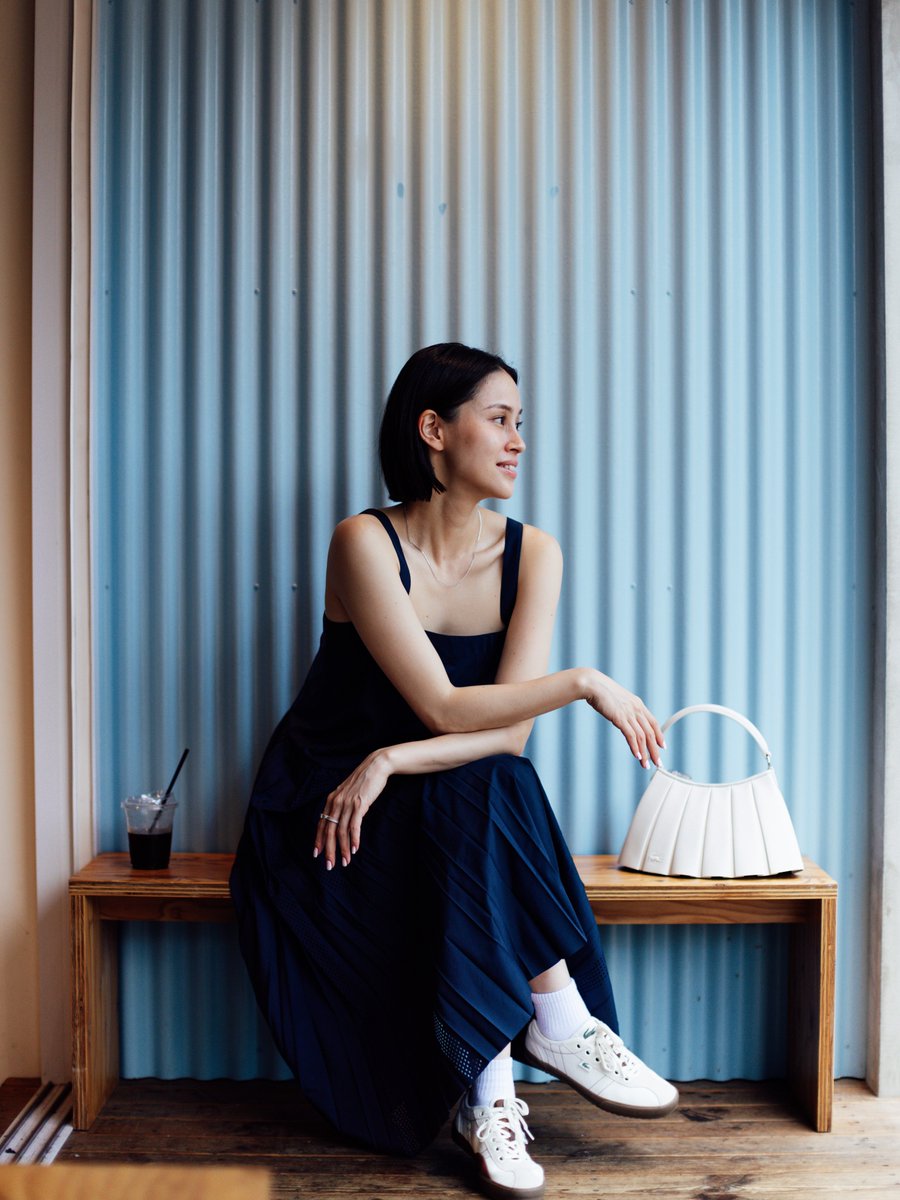 優雅なプリーツを涼やかにまとって ホワイトカラーがクリーンな表情の