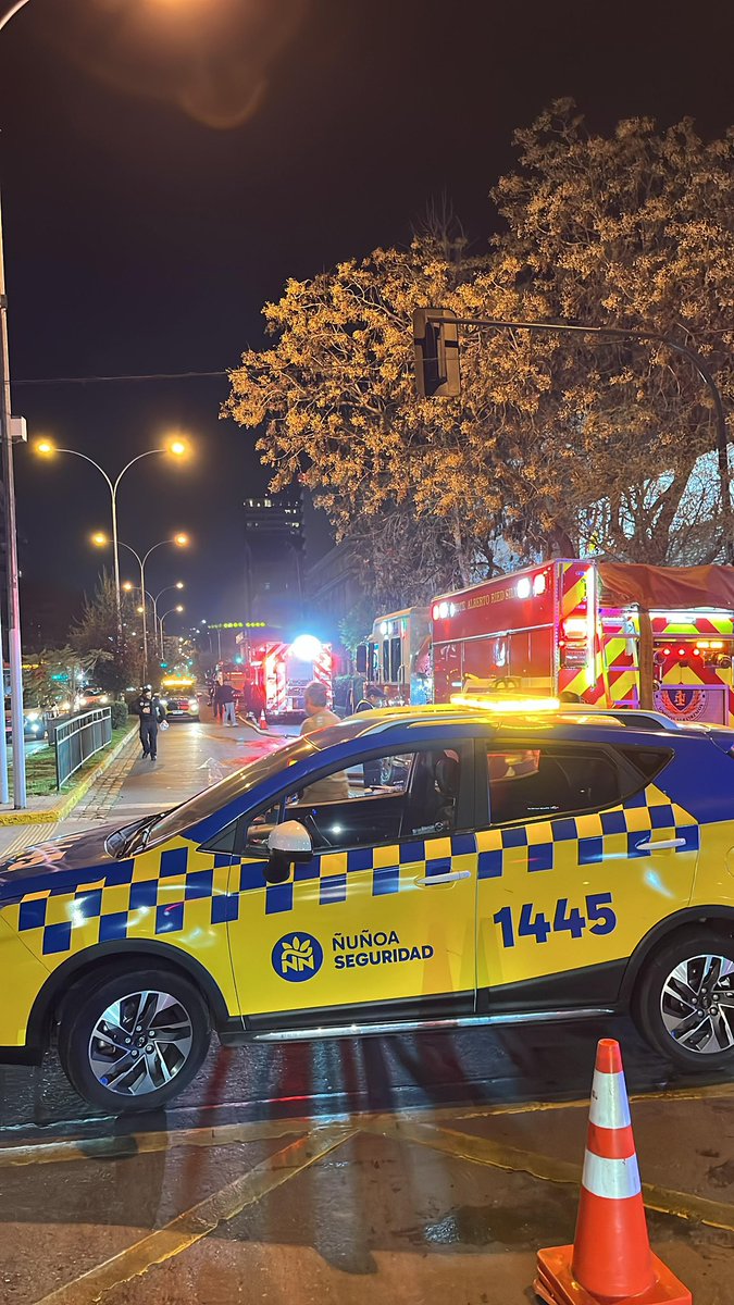 🚧 ¡ATENCIÓN! Cortes de tránsito por incendio

🚫 Irarrázaval al oriente, y al poniente de Los Tres Antonios, se encuentra bloqueada para facilitar el trabajo de Bomberos.

🚨Seguridad Pública de #Ñuñoa realizó el cierre de Los Tres Antonios al poniente para apoyar a Bomberos.