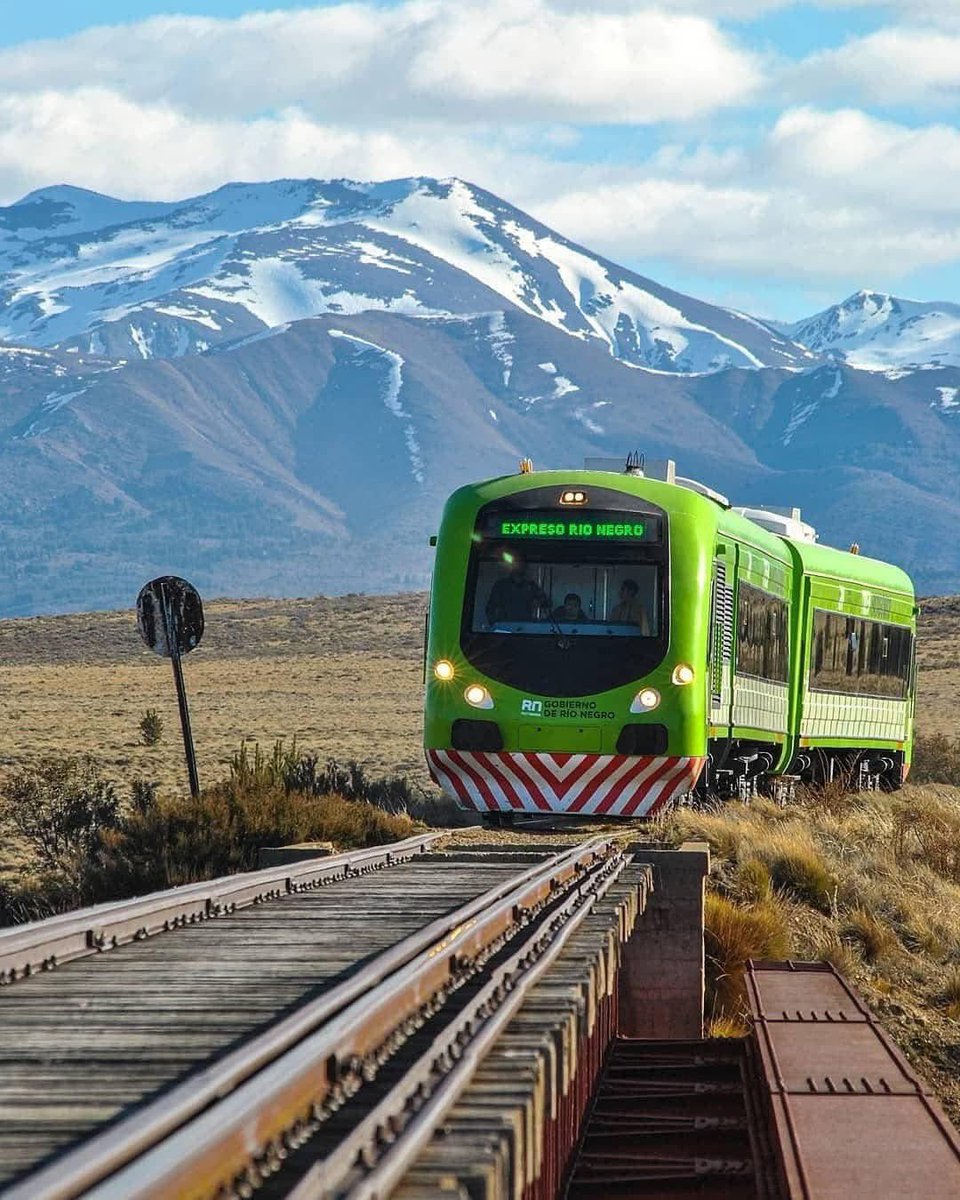 👉 Maneras de viajar hay muchas, pero muy pocas deben ser tan emocionantes como surcar cientos de kilómetros, observando el mundo pasar, a través de la ventana de un tren. 
Por si no lo conoces, éste es el Expreso Rio Negro➡️ A vos, te gustaría disfrutar de un viaje así?