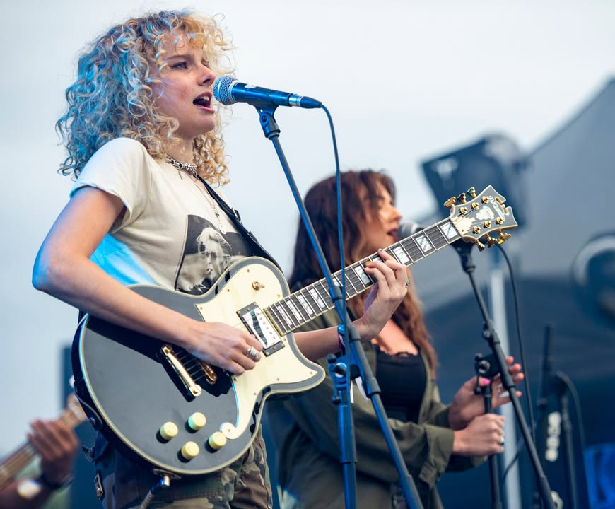 #GraceBowers on stage in Shelburne, VT last week.  She's playing her new D'Angelico guitar.  Singer Minnie Desolene to GB's left.

Grace plays in downtown Nashville tomorrow for the 4th of July.  Dierks Bentley and others are on the bill.