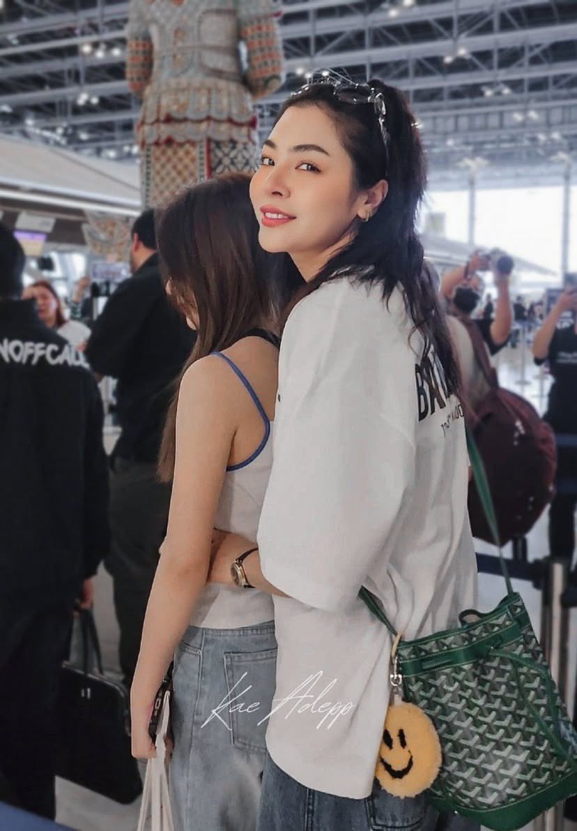 fa_1120_yo's tweet photo. Clingy clingy, you really clingy to her na~~ p'Faye 🤭

#FayeYokoAppreciationDay
#FayeYoko #ฝ้ายโยโกะ https://t.co/J5TsV0UGEB