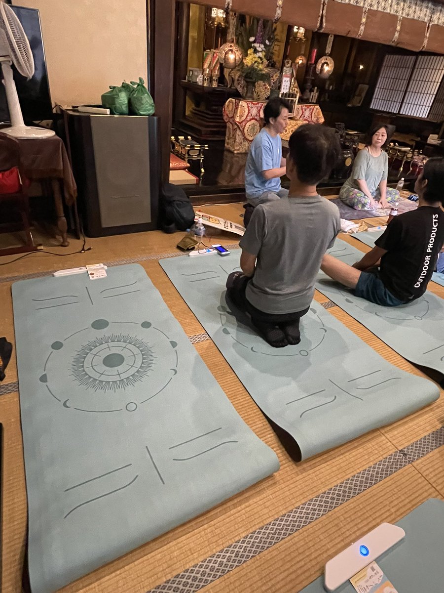 朝7時半からお寺でヨガ🧘
最新のIoTセンサーのヨガマットを使って1時間ヨガ！

昨夜25時まで飲んでたので良きリフレッシュ！
#ユートラコミュニティ 
#IVSサイドイベント 
#佛現寺