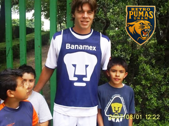 El canterano Ricardo Galindo compartió una fotografía de 2007 con el goleador puma Esteban Solari.