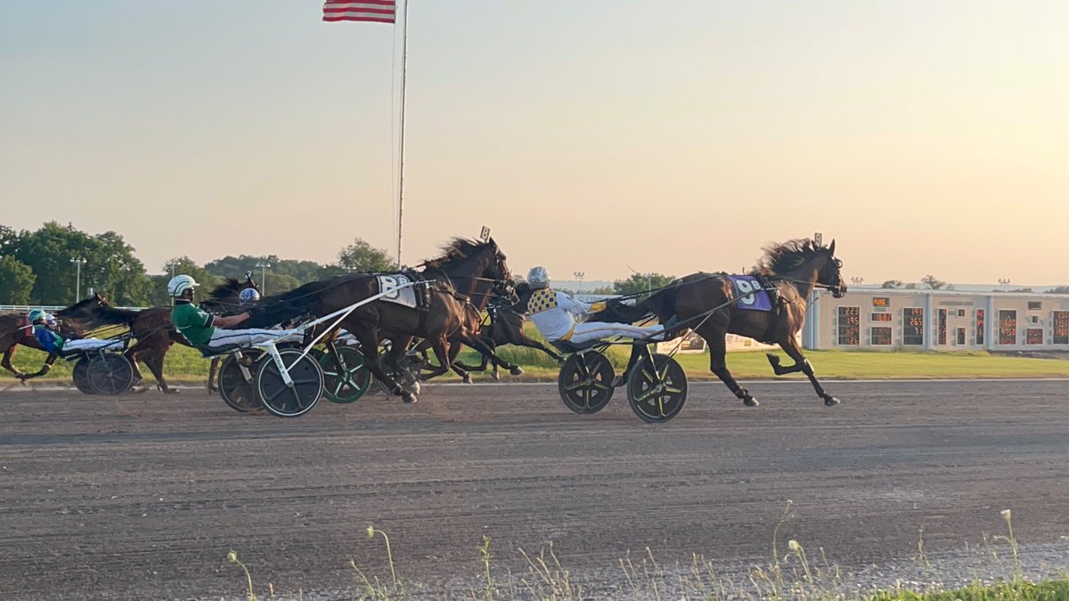JustinStygles's tweet photo. 48 hrs later, 15 hr drive. From
@Red_Shores Summerside back to Vernon Downs for the Zweig Trot for #writing session two on day 7 of the #writingandracing tour. @USTrotting @trotinsider @Hambletonian_ #harnessracing https://t.co/ly69NmD1tc