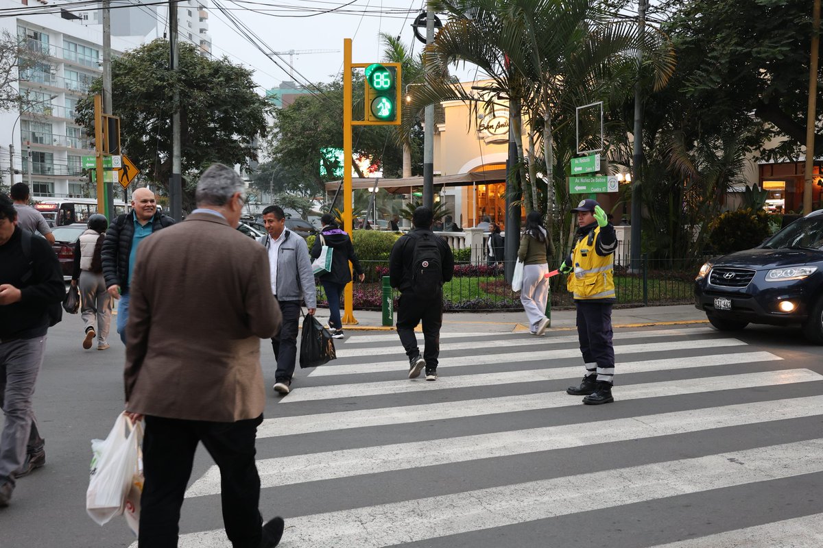 Muni de Miraflores (@munimiraflores) on Twitter photo 🚦 ¡Trabajamos por tránsito más fluido y seguro!
Estamos implementando el plan de aceleramiento en las avenidas 28 de Julio, Reducto, Paseo de la República y Vasco Núñez de Balboa.
👮♂️ Nuestros inspectores apoyan a la PNP en puntos clave para mejorar la circulación vehicular. 🚦 ¡Trabajamos por tránsito más fluido y seguro!
Estamos implementando el plan de aceleramiento en las avenidas 28 de Julio, Reducto, Paseo de la República y Vasco Núñez de Balboa.
👮♂️ Nuestros inspectores apoyan a la PNP en puntos clave para mejorar la circulación vehicular.