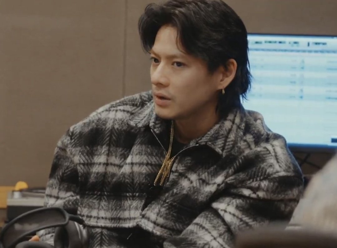 Amandamaziiing's tweet photo. a scruffy look on sho is more dangerous than his usual look... and why is he more stylish during studio sessions than other on-cam moments??? pair this with him being very opinionated and in the zone and it's just insane... this docu has gone too far ✋️✋️✋️✋️✋️✋️ https://t.co/6zfpkZqT9O