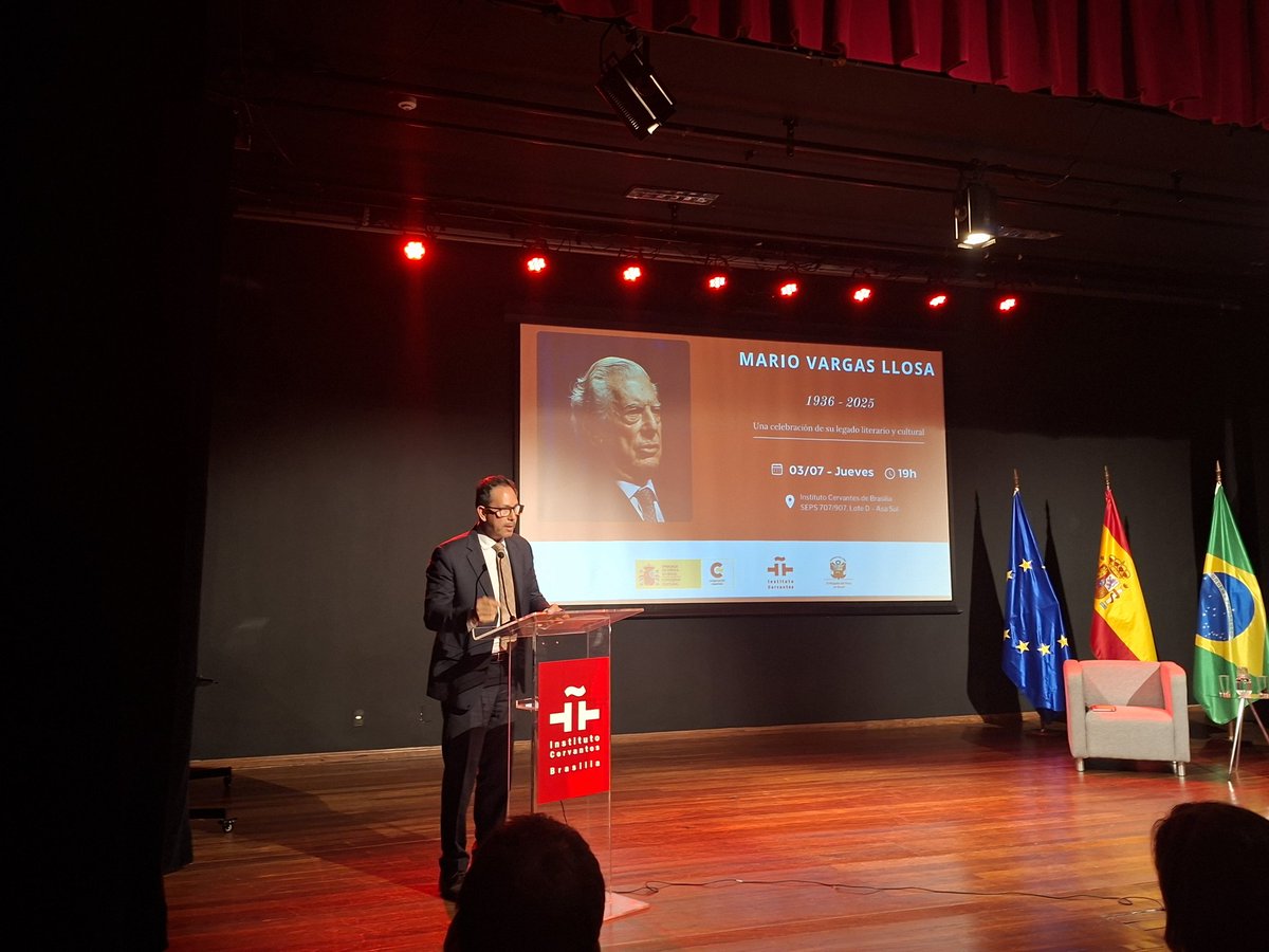 EmbEspBrasil's tweet image. A Embaixadora inaugurou junto ao Embaixador do Peru @PeruNoBrasil a homenagem ao Mario Vargas Llosa no @IC_Brasilia . Nobel e Prêmio Cervantes, foi um gigante da literatura e um defensor da globalidade da língua espanhola. Ouvimos falar da recepção da sua obra no Brasil.