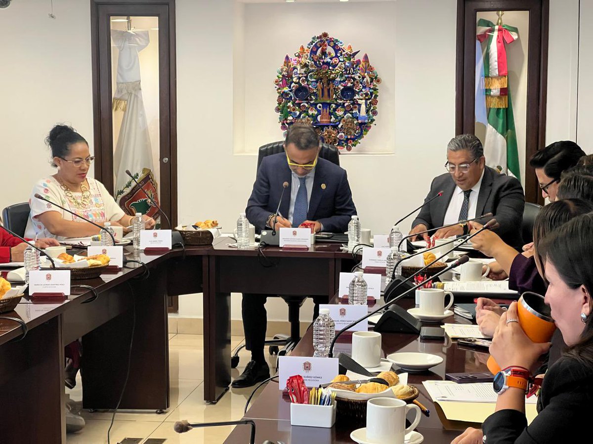 Llevamos a cabo la Vigésima Sexta Sesión Ordinaria de Cabildo, en la que se aprobó por unanimidad la modificación del Programa Anual de Obra Pública para el ejercicio 2025. 
#EstamosEnLaRuta