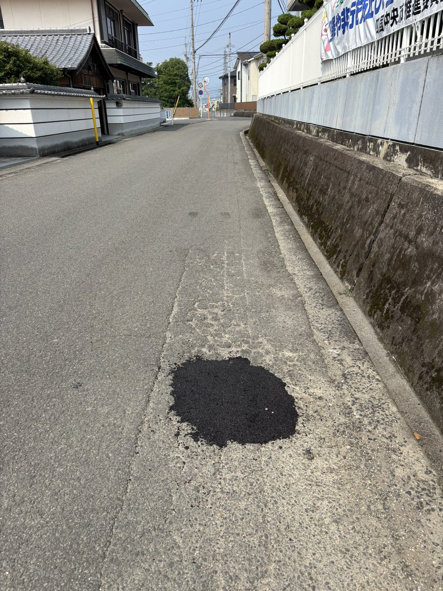 四国中央市公式ラインからできる、道路異常通報。
いつも迅速な対応ありがとうございます🙇‍♂️
職員さんからしても、写真と場所が分かりやすいので、電話で伝えられるよりかなり生産性が増すそうです😊
是非一度ご利用してみてください。