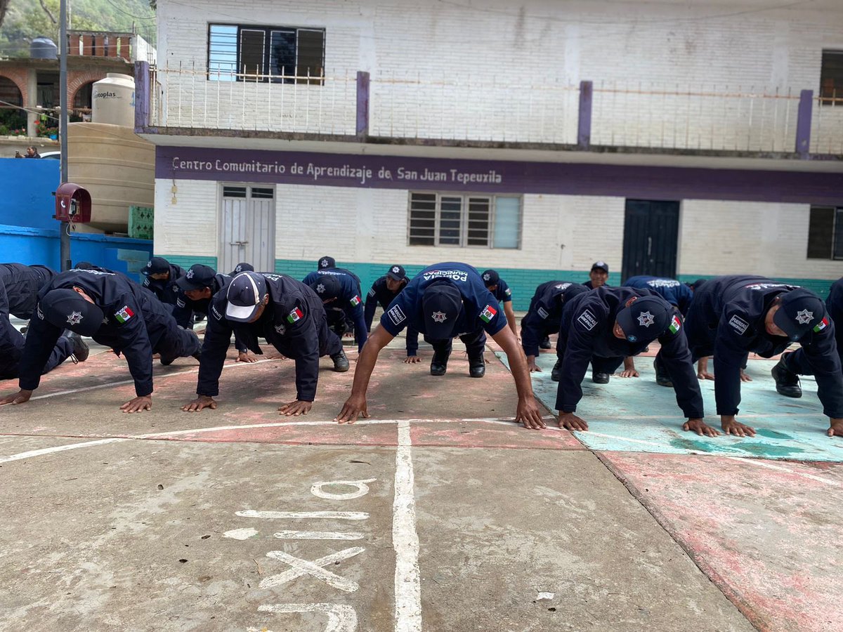 Policías Auxiliares Comunitarios de Santa María Pápalo y San Juan Tepeuxila recibieron la capacitación #TopilesPorLaPaz, que los dota de conocimientos y habilidades para el ejercicio de sus funciones.
