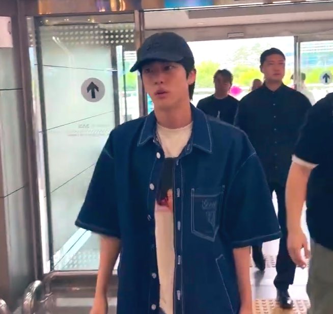 ジンくんこのTシャツで来日？こんなに好きなのにどうして日本のgoodsに入れてくれないのー😭とりあえず頑張ってソウルまで買いに行って良かった（笑）

#JIN 
#RUNSEOKJIN_epTOUR
#RUNSEOKJIN_epTOUR_JAPAN
