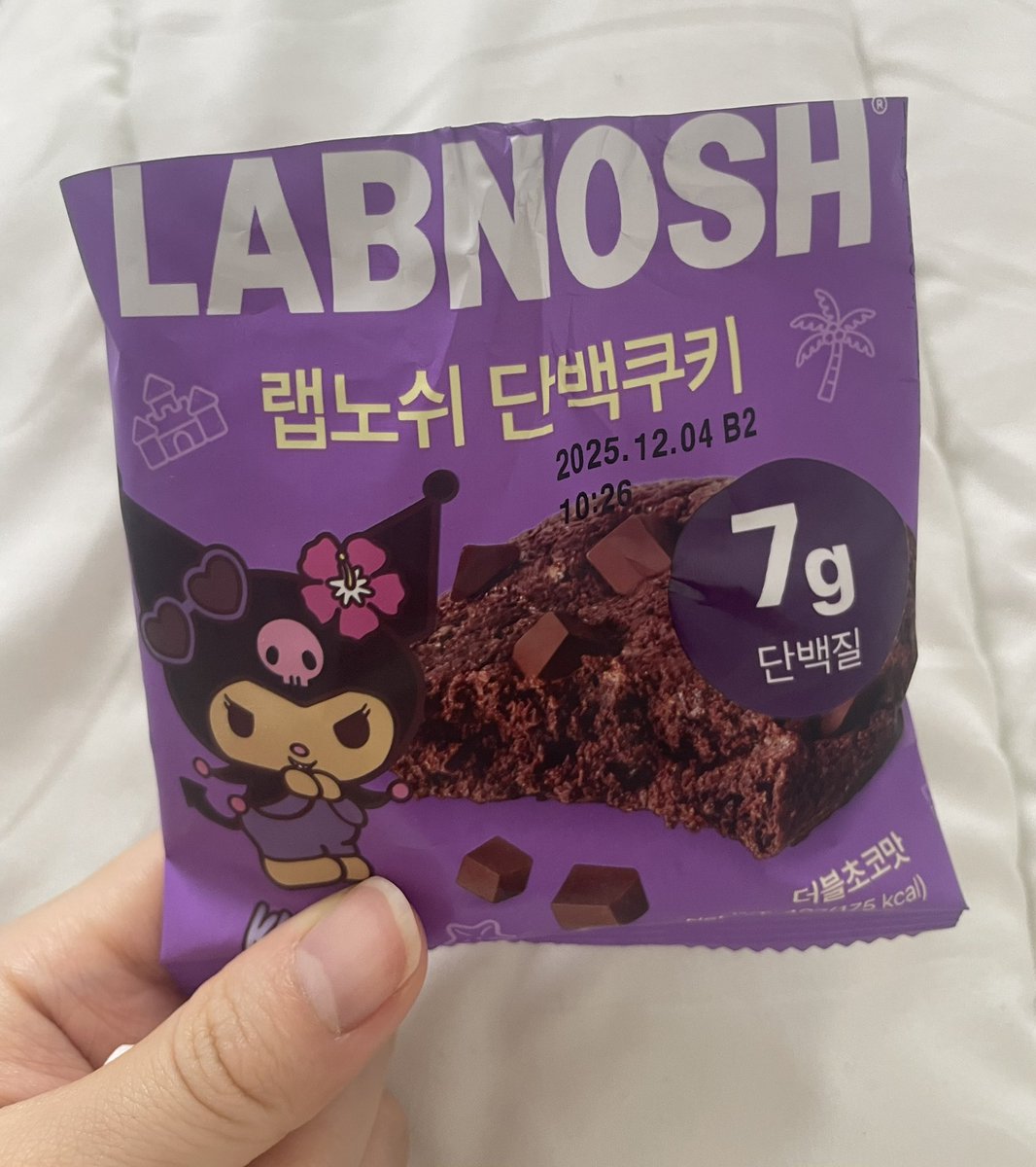 _nyonS2_'s tweet photo. このクッキー美味しすぎる🥺🥺🥺
柔らかいし滑らかでめちゃくちゃ美味しいー🥺❕❕しかもタンパク質クッキーだからダイエット中にも🙆🏻‍♀️
オリヤンで2個入り+今ならポーチ付きだし1,700₩😳もう1箱買おうかな〜😂 https://t.co/xLQ9zP5Mha
