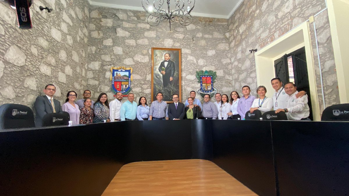 El titular del IMSS en Michoacán, Dr <a href="/JMiguelAngel/">J Miguel A Van-Dick</a> Van-Dick Puga, dio a conocer ante el Cabildo de La Piedad encabezado por el presidente municipal, Samuel David Hidalgo Gallardo, el proyecto de un nuevo modelo de Unidad Médica Familiar Plus para dicha ciudad del bajío michoacano