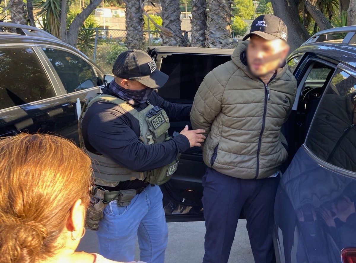 USMSLosAngeles's tweet image. #USMSLosAngeles, #PSWRFTF, and @EROLosAngeles SRT conducted a joint operation which led to the arrest of Julio Cesar Chavez Carrasco, a prominent Mexican professional boxer and the son of boxer Julio Cesar Chavez, in Studio City, CA @theJusticeDept, @DHSgov @USMarshalsHQ  #Team