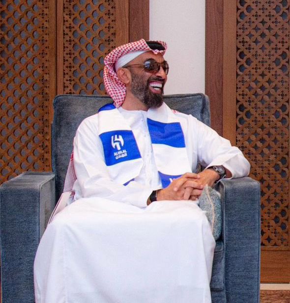 حيا الله الشيخ طحنون بن زايد ونورت الدار ... الازرق لايق عليك الله يحفظك ... ويلومونا في حب عيال زايد🇸🇦❤️🇦🇪 ... ابوسعيد من الرجال النادره  ذات الاطلاع الواسع التي تفرض احترامها وتقديرها ومحبتها ❤️