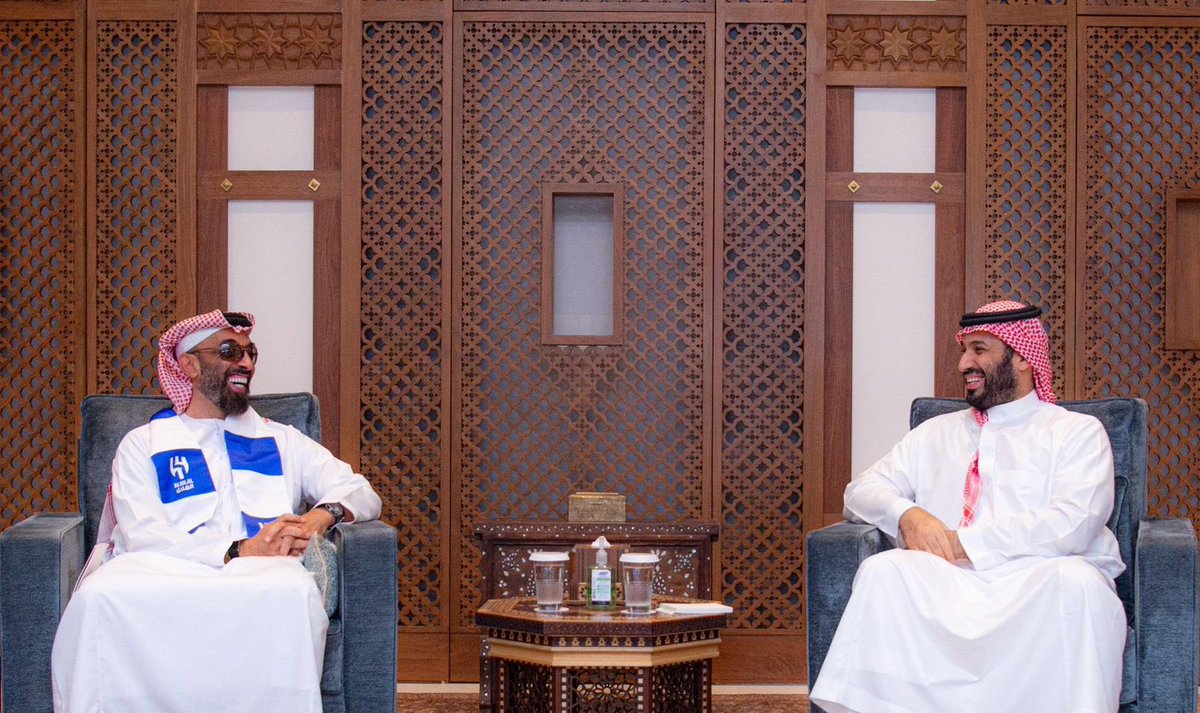 S_H_188's tweet image. 🚨 الحكومة بشعار الهلال 💙
سيدي ولي العهد الأمير محمد بن سلمان يستقبل الشيخ طحنون بن زايد الظاهر بشعار نادي الهلال السعودي 🇸🇦