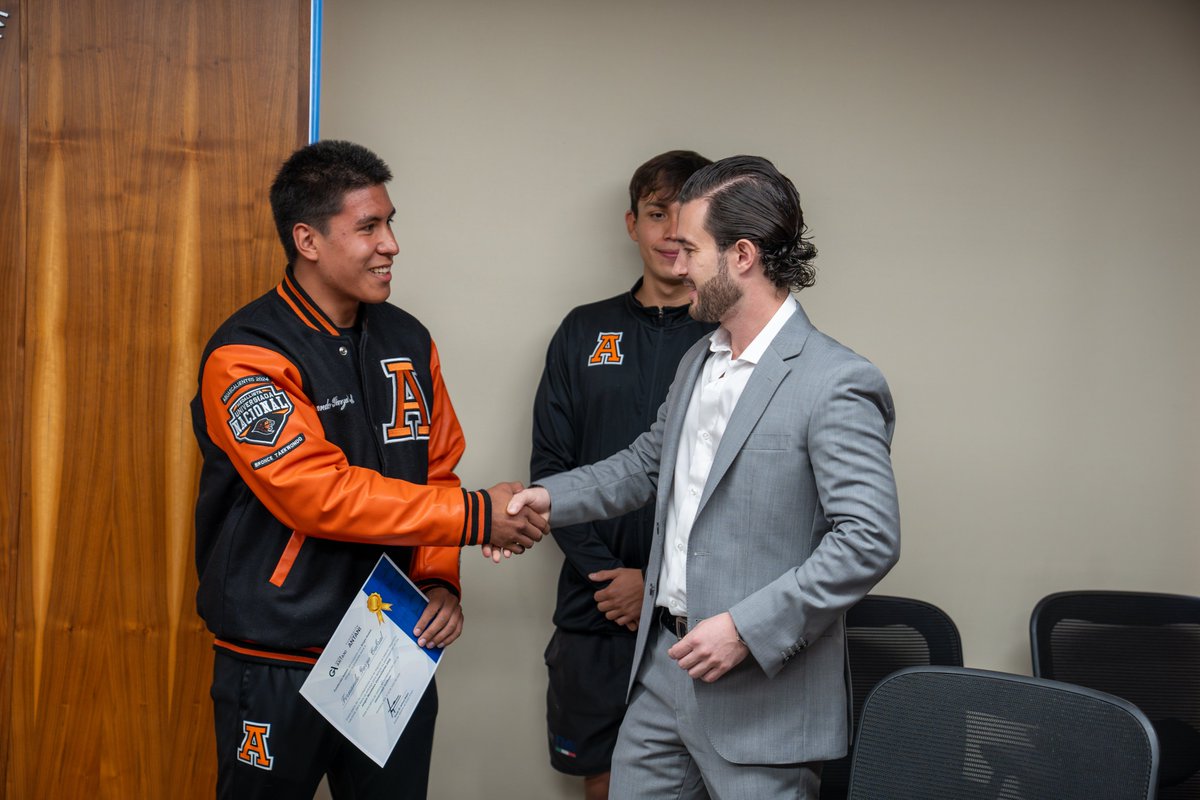 anahuacqro's tweet image. #OrgulloAnáhuac Fundación Antari entregó apoyos a los atletas de la @anahuacqro que representarán a #México 🇲🇽 en los Juegos Mundiales Universitarios en Alemania 🇩🇪 este julio.
¡Talento, disciplina y orgullo mexicano rumbo al escenario internacional! 💪🎉 @FISU