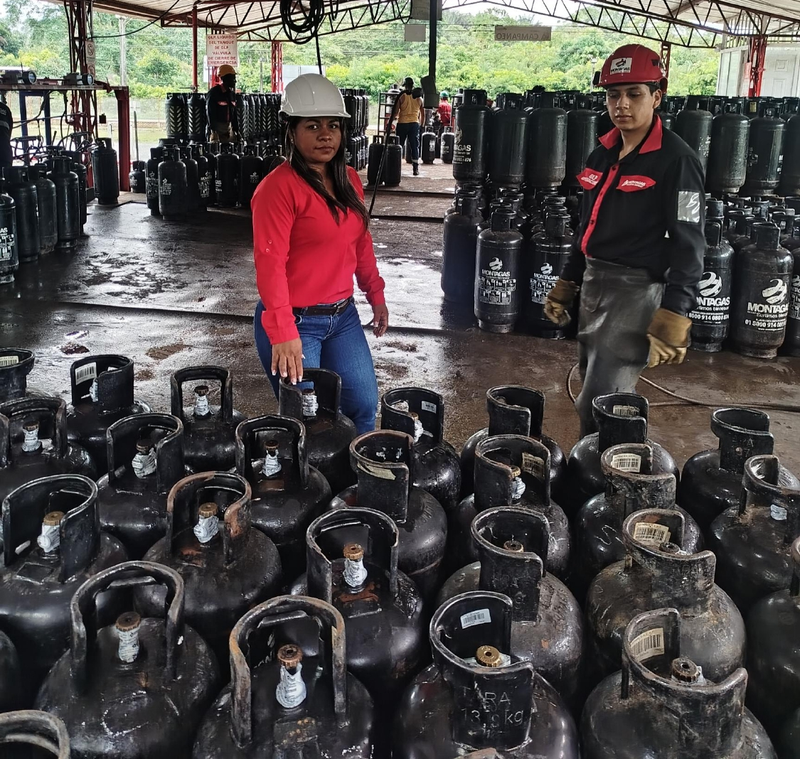 GasnovaCo's tweet photo. #PostalGLP Los cilindros de #GasLP en Colombia llevan energía limpia a +1.050 municipios. Envasados por empresas afiliadas a #GASNOVA, son un servicio esencial para sectores residencial, comercial e industrial. @MinEnergiaCo @Superservicios https://t.co/l3578LdnYm