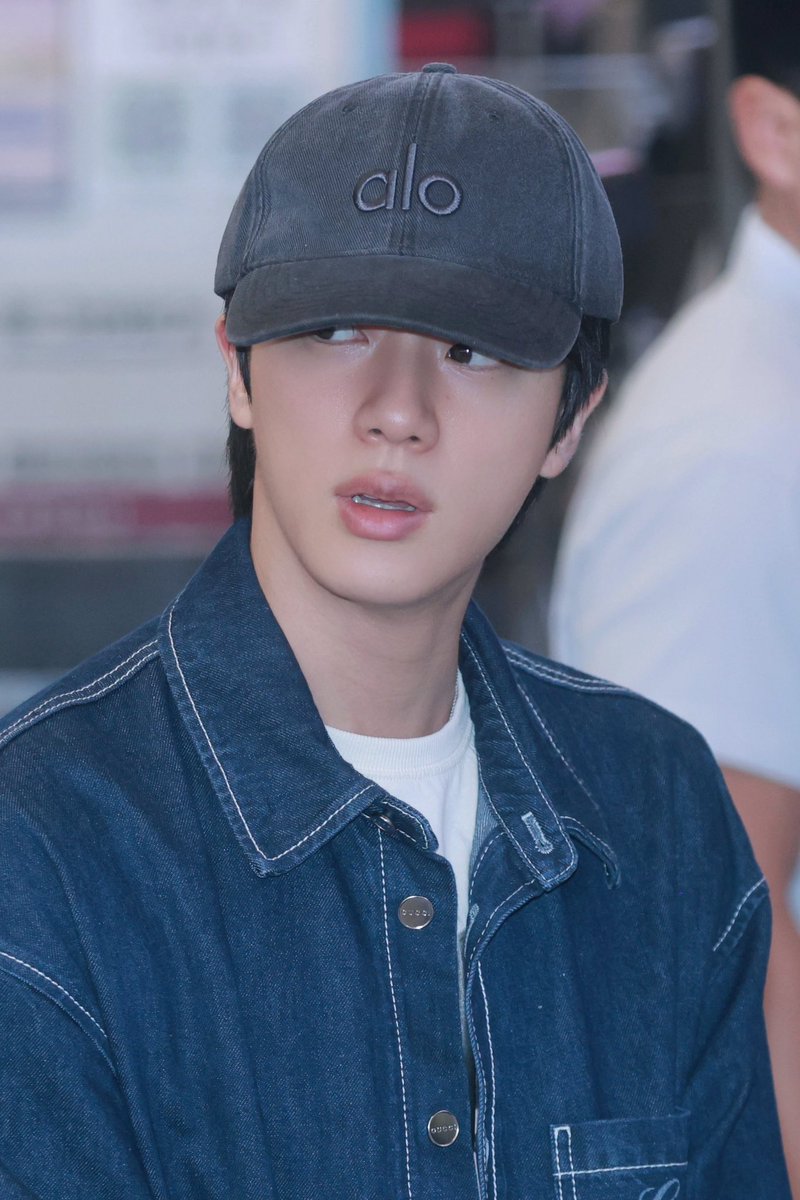 Totally barefaced and looking so hot - only Kim Seokjin can relate 

#RUNSEOKJIN_epTOUR_JAPAN