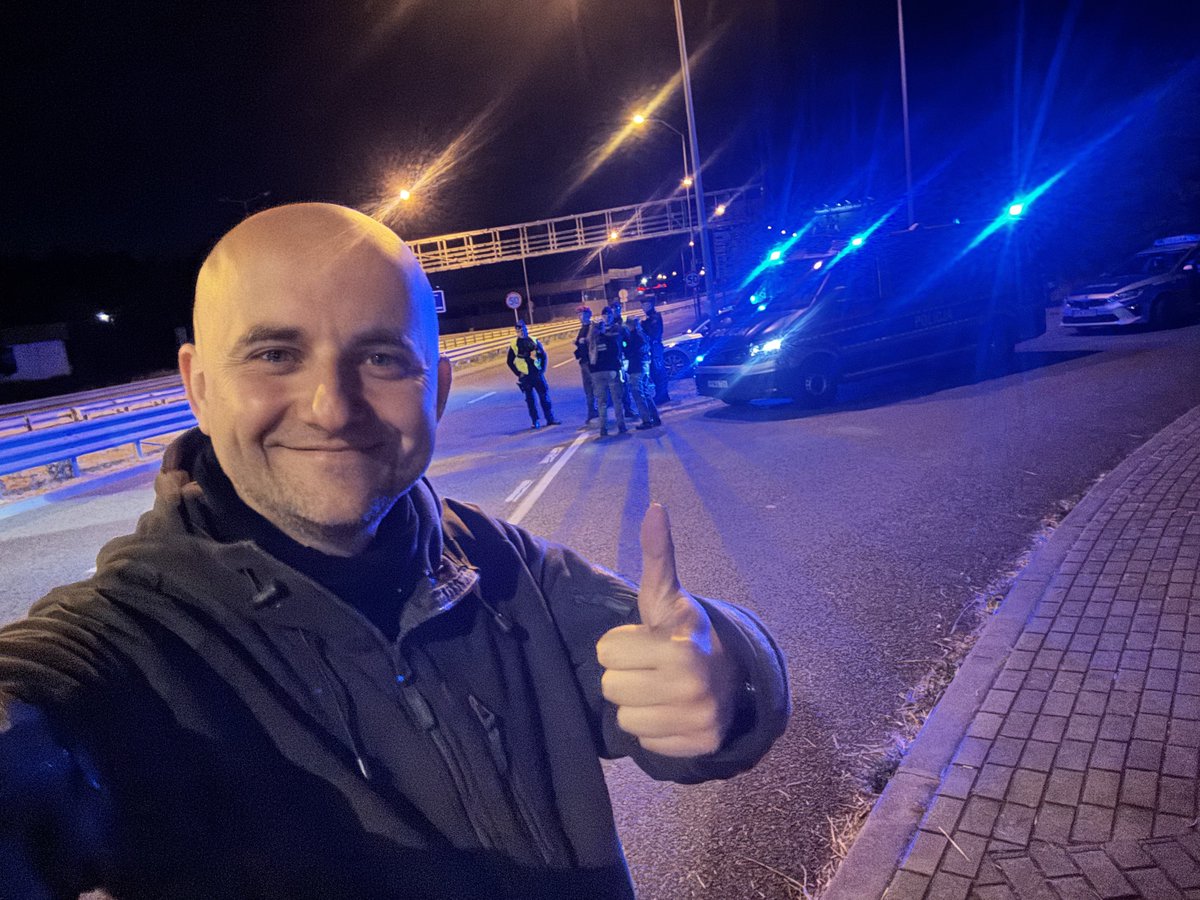 Dariusz Matecki (@dariuszmatecki) on Twitter photo Wreszcie. Mamy to. Jest 2:17 - ośmiu funkcjonariuszy <a href="/Straz_Graniczna/">Straż Graniczna</a> i <a href="/PolskaPolicja/">Polska Policja 🇵🇱</a> na przejściu granicznym w Lubieszynie. Wreszcie. Mamy to. Jest 2:17 - ośmiu funkcjonariuszy <a href="/Straz_Graniczna/">Straż Graniczna</a> i <a href="/PolskaPolicja/">Polska Policja 🇵🇱</a> na przejściu granicznym w Lubieszynie.
