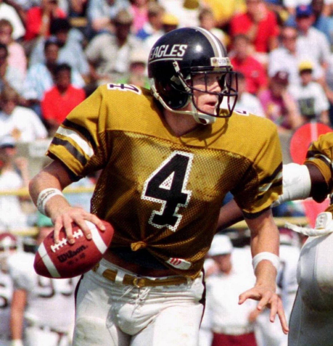 🚨🚨HELL OF A STORY🚨🚨

Brett Favre was only offered a scholarship to Southern Mississippi as a defensive back, he pleaded for a chance at QB, so they gave him the 7th string job.

Fast forward, Favre is a Hall of Famer and one of the greatest quarterbacks of all time.

Insane🤯