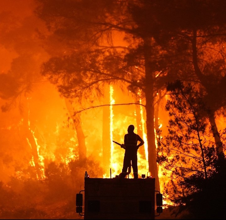 Depremde Hatay, yangında İzmir... 

Vergiyi toplarken herkes vatandaş, hizmet etmeye gelince üvey evlat muamelesi... 

#izmiryanıyor