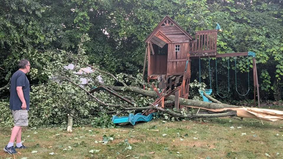 Danbury_WX's tweet image. The path from Trumbull to Milford got hit hard by a microburst. Lots of tree damage reported.