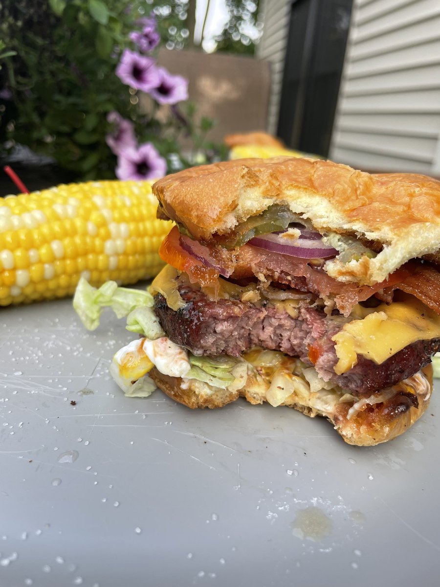 Webman27's tweet photo. This may have been the best burger I’ve ever had https://t.co/QQrdxiBPAz