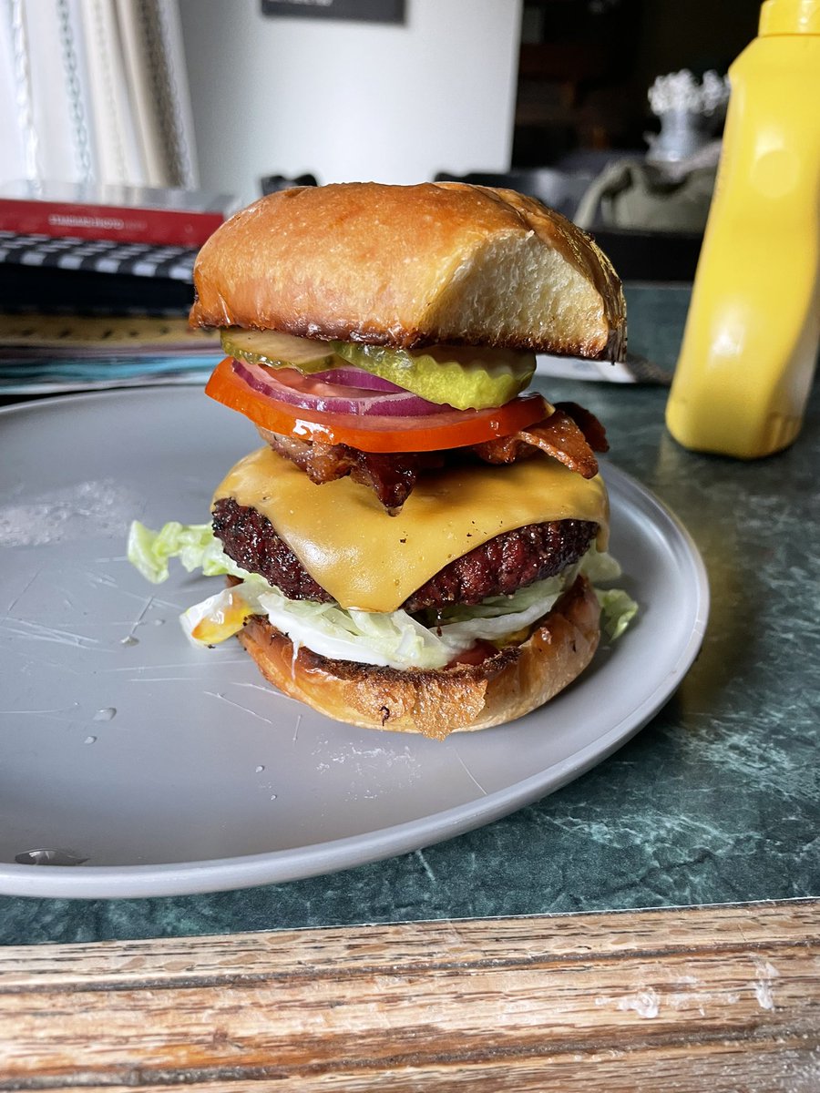 Webman27's tweet photo. This may have been the best burger I’ve ever had https://t.co/QQrdxiBPAz