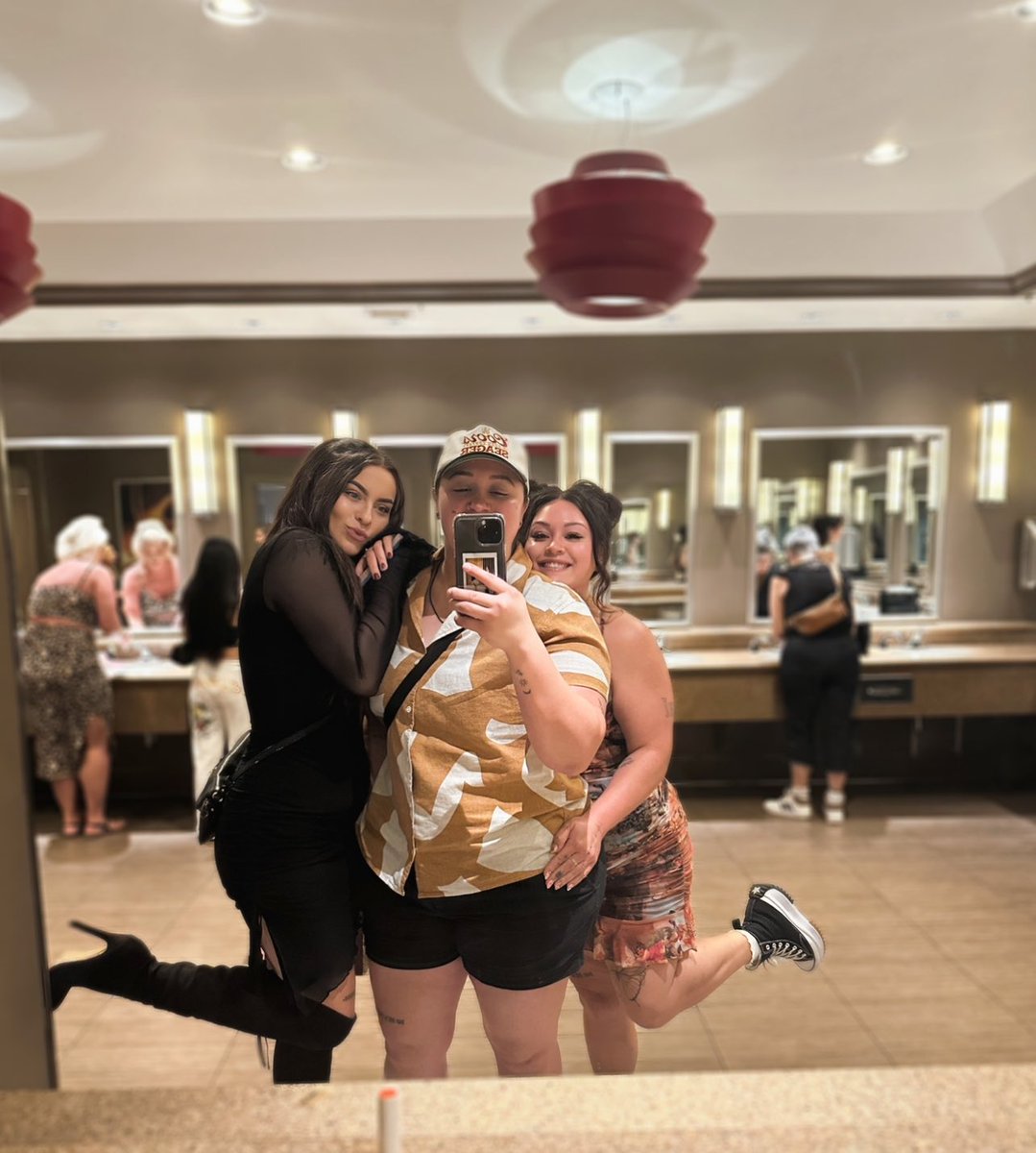 _notbrea's tweet photo. vegas, baby, i love u https://t.co/twtzOer1v1
