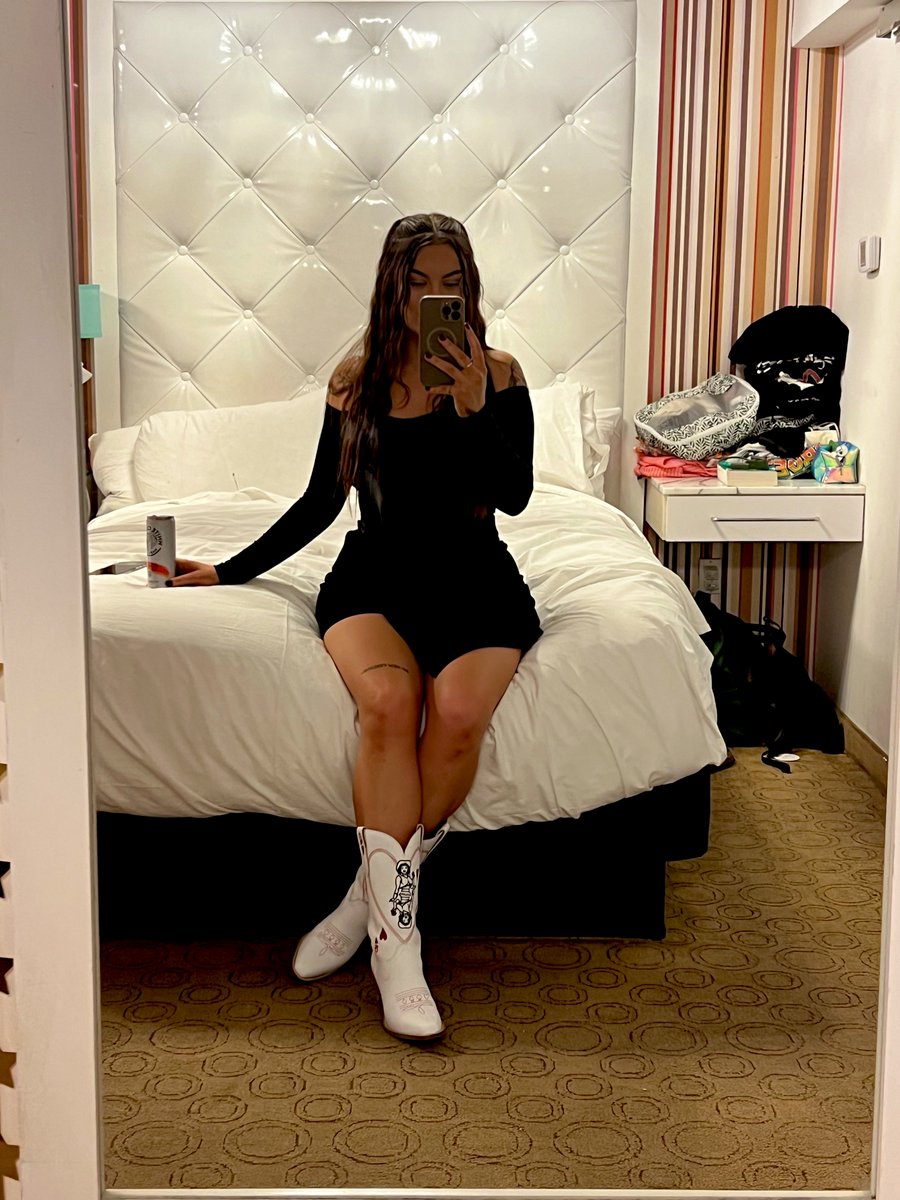_notbrea's tweet photo. vegas, baby, i love u https://t.co/twtzOer1v1