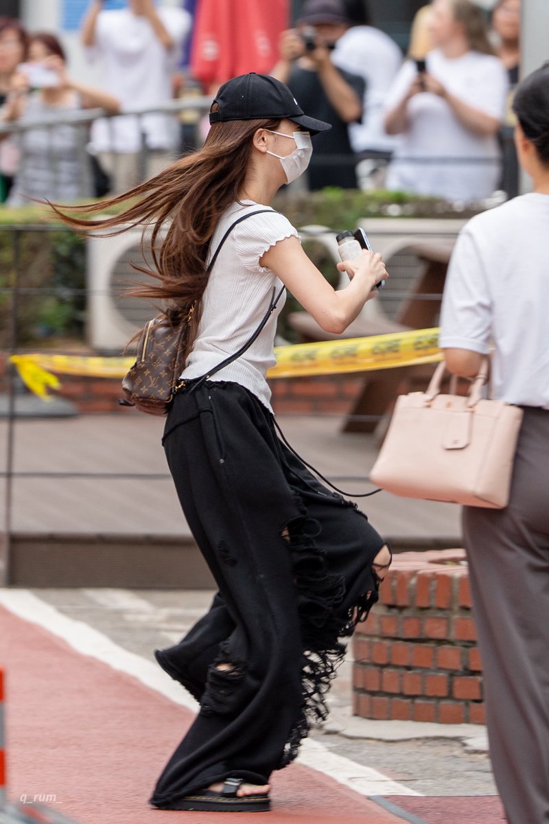 q_rum_'s tweet photo. 250704 뮤직뱅크 출근
만다닥 쌈다닥

#르세라핌 #LE_SSERAFIM
#홍은채 #김채원 
#EUNCHAE #CHAEWON https://t.co/yElM6QmT9B